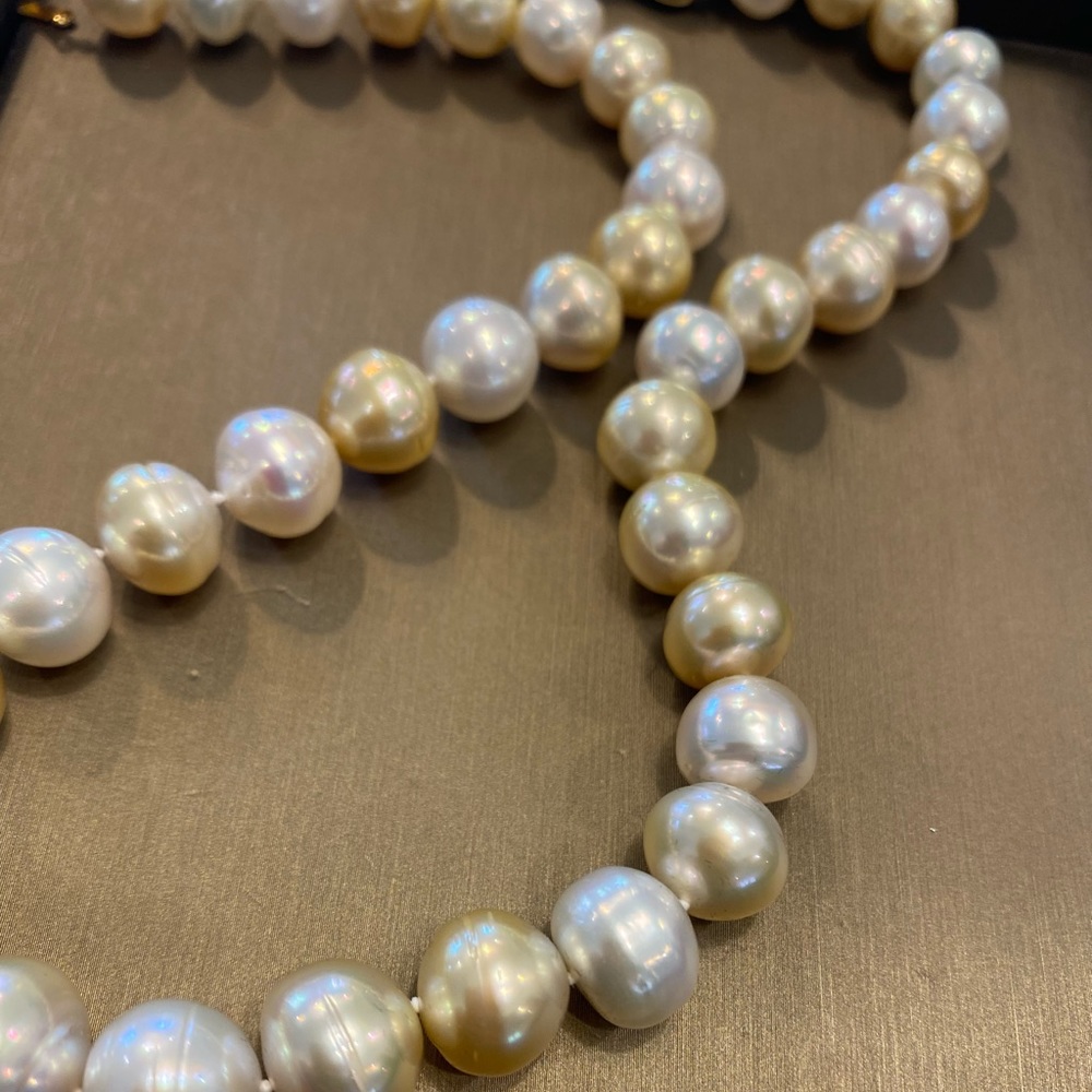 South Sea white and golden near round Pearl necklace with 14K Solid Gold Clasp - Picture 3 of 8